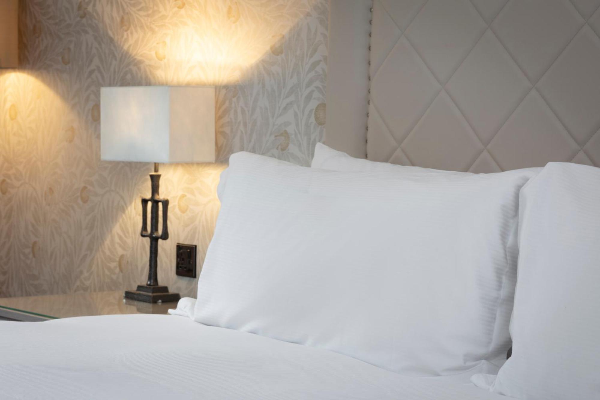 Oulton Hall Hotel, Spa & Golf Resort Leeds  Kamer foto